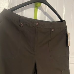 NWT (SHAVER LAKE)AUTHENTIC Casual woman’s Capri/cargo pants-size 18  Olive color